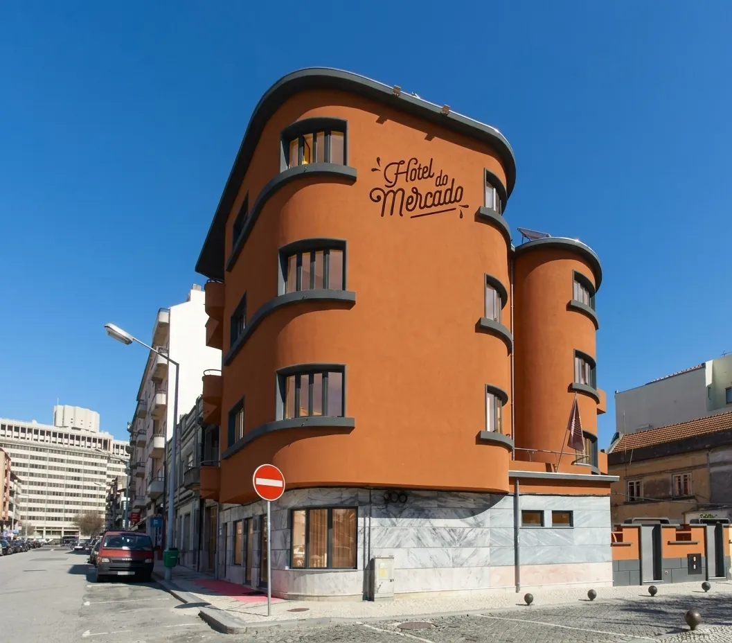Fachada do Hotel do Mercado no centro de Aveiro ao pôr do sol